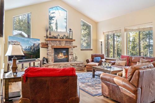 Westridge House | Dreamy 6 BR with Hot Tub Walk to Goose Pasture Tarn