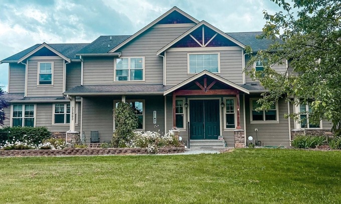Arlington House | Dreamy 8 bedroom country manor! Tucked in private retreat close to the city <3