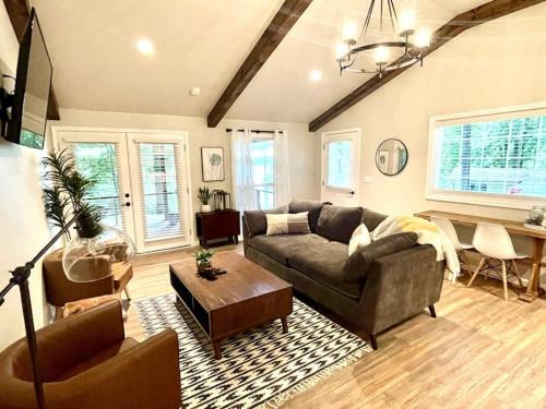 Cadiz House | Dreamy Cottage Getaway with Sunset Lakeview