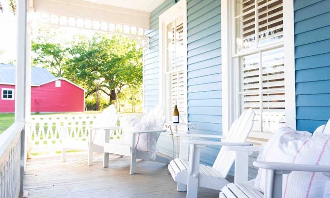 Round Top House | Dreamy Farmhouse Vibes Only 2 Miles to Round Top | The Poppy