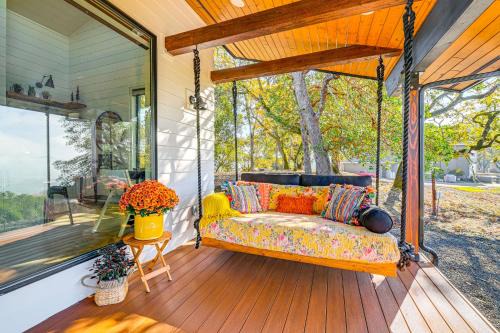 Roseburg House | Dreamy Hilltop View Roseburg Wine Country Retreat
