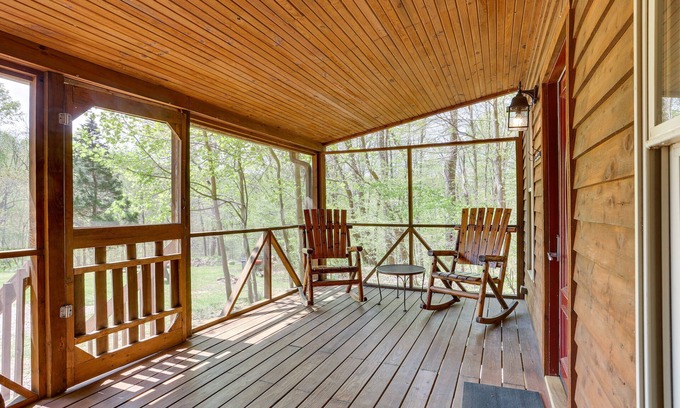 Taswell Cabin | Dreamy Indiana Cabin Rental w/Shared Amenities!