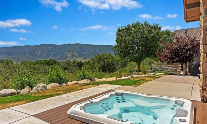Wolf Creek House | Dreamy one level 3 bedroom home with hot tub!