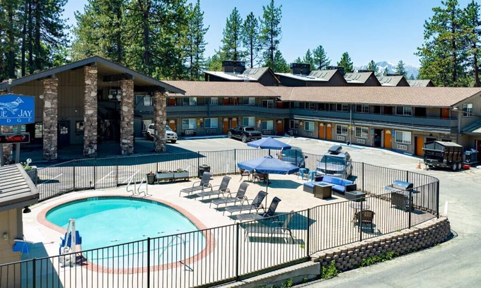 Lakeside Park Hotel | Dreamy Queen Bed Getaway on Stateline - Blue Jay Lodge