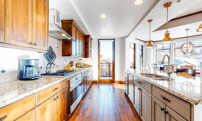 Park City Condo | Dreamy ski-in/out retreat with pool & hot tub access, scenic balcony, jetted tub