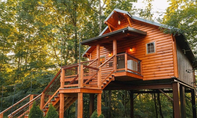Millersburg Cabin | Dreamy Treehouse Getaway with Hot Tub