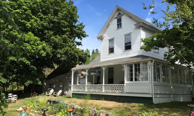 Islesford Other | Dreamy vintage farmhouse on Maine Island near Acadia, sleeps 7