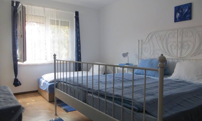 Morbisch am See Bed & Breakfast | Dreibettzimmer mit Dusche, WC - Gästehaus Elfriede