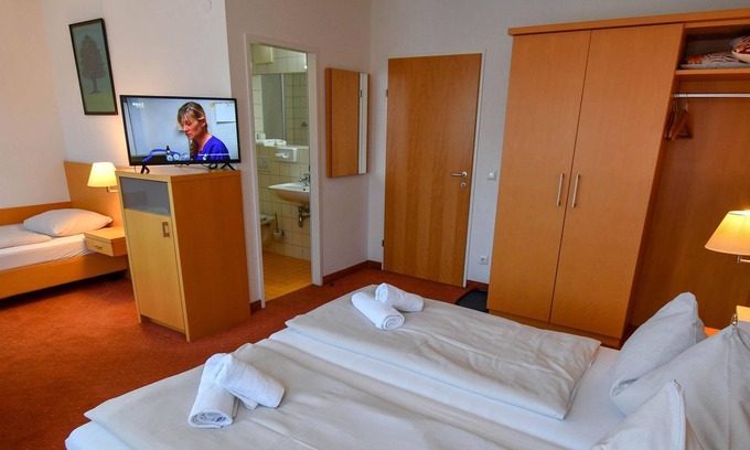 Villach House | Dreibettzimmer, Bad, WC, Wohn-/schlafraum - Motel55 - Roomrent55