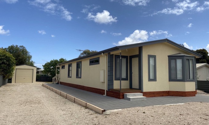 Melville House | Drift Away @ Coobowie (350m from beach & pet friendly)
