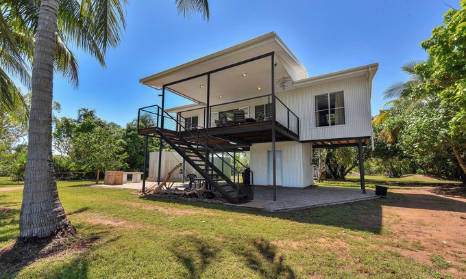 Dundee Beach House | Driftwood Beachfront Getaway, sleeps 8 comfortably, fully air conditioned.