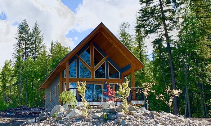 Sorrento Ski Chalet | Driftwood Chalet overlooking Shuswap Lake, perfect for couples! Golf on-site!