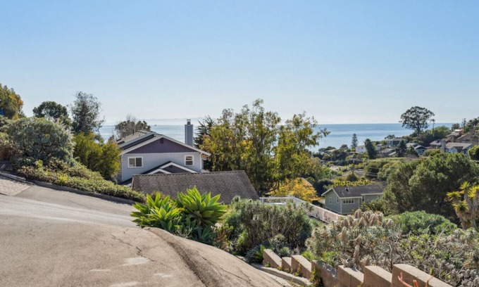 Santa Barbara Apartment | Driftwood Club - Whitney`s Oceanview Studio! (Full Kitchen)