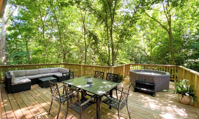 Fayetteville House | Driftwood Cottage - Hot Tub, Theater, Nespresso Bar, Firepit