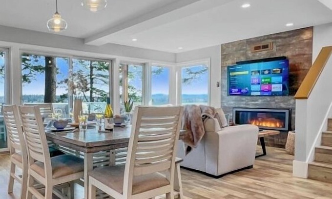 Lummi Island House | Driftwood Dreams: Beautiful Views! Cozy for Fall