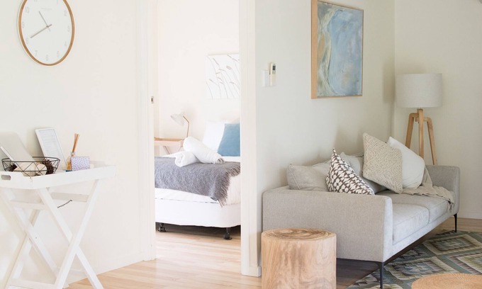 Waterhouse House | Driftwood House, Lakeside cottage, 75 metres to beach, Free wifi, BBQ.