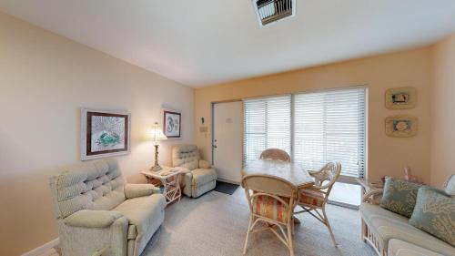 Isles of Capri Apartment | Driftwood Landing 10