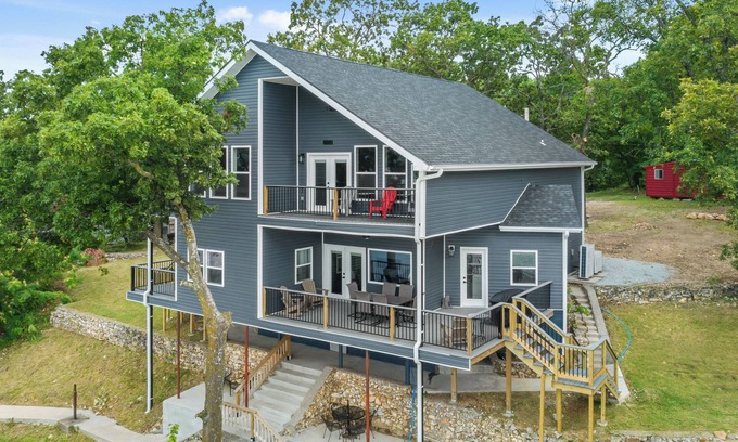 Fairland House | Driftwood Lodge: Boat Dock, Game Room & Lake Views