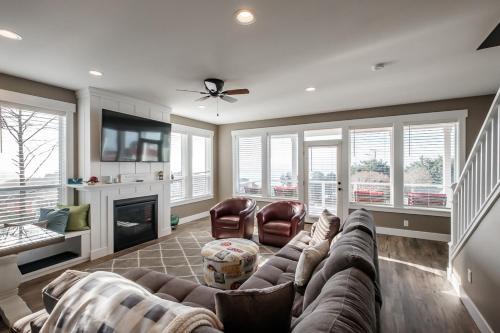 Nelscott House | Driftwood Pearl