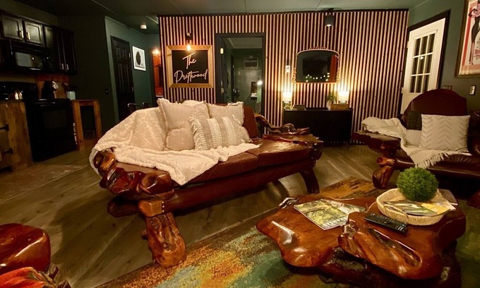 Imboden Cabin | Driftwood -Riverfront & Private, hot-tub + WiFi