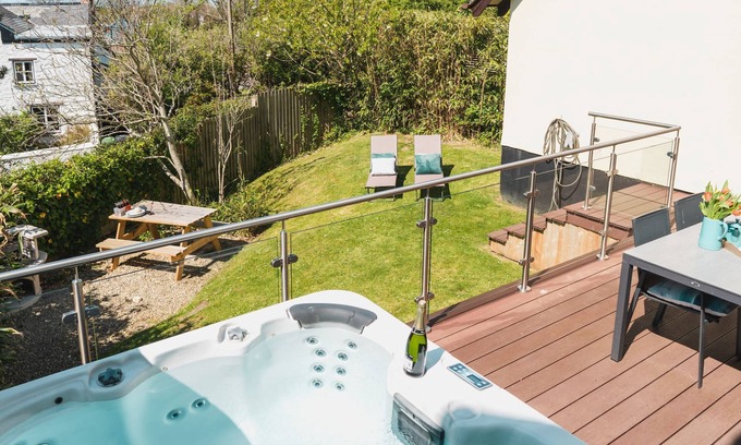 Croyde Cottage | Driftwood, Sleeps 6, Pets, Hot Tub