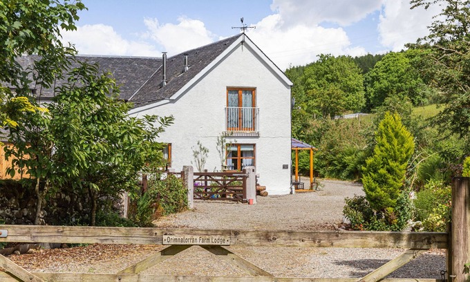 Salen Cottage | DRIMNATORRAN FARM LODGE, pet friendly, with open fire in Strontian