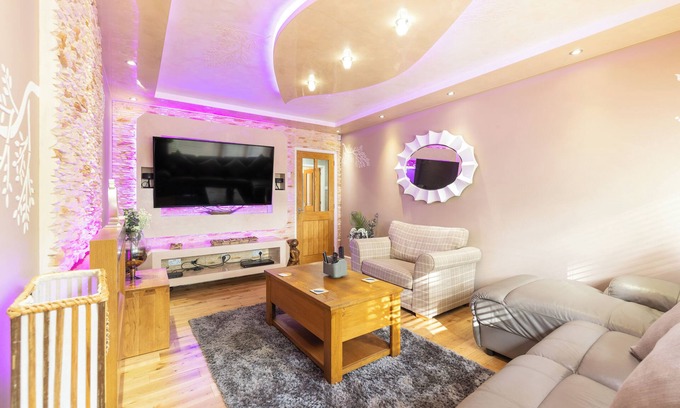 Acresford House | Driveway & Hot Tub | Big & Unique 3 Bed House