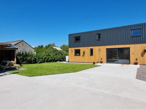 Muchelney House | Dronefield Lodge