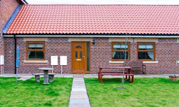 Skinningrove Cottage | DRUMMER COTTAGE, pet friendly, with a garden in Skinningrove