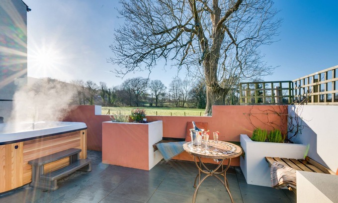 Tregaron House | Drws Nesa - Two Bedroom House, Sleeps 4