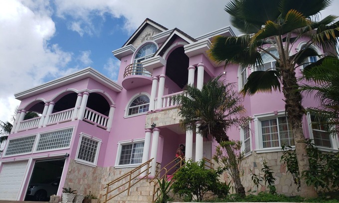 Mandeville House | DSH holiday rooms & rental queen