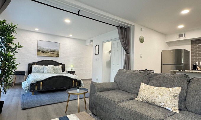 Dallas Apartment | DT Dallas 1BD LUXE Abode 5 Min from Love Field