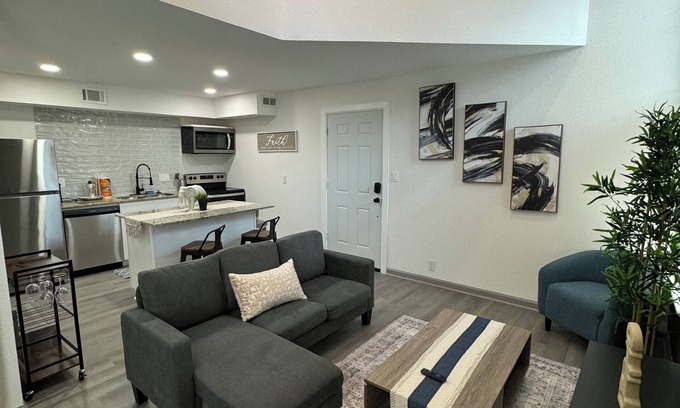 Dallas Apartment | DT Dallas 2BD COZY ABODE 5 Min from Love Field