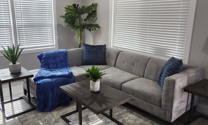 Lodi House | DT lodi 2 bedroom cottage with tranquil backyard