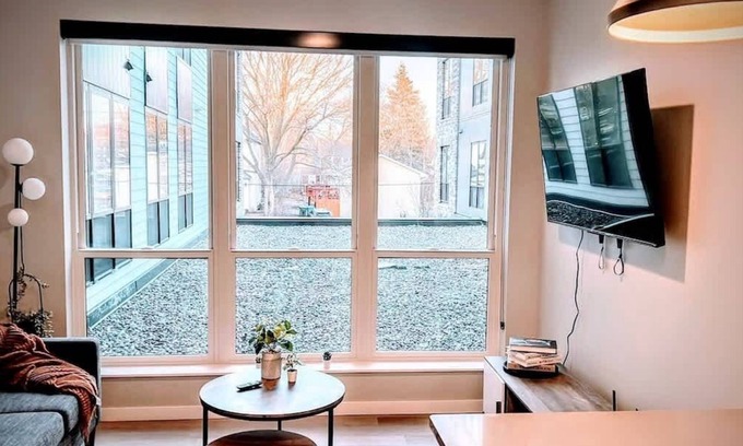 St. Anthony West Apartment | DT, UMN, 1 BD Gym, Free Street Parking, Rooftop