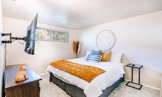 Salt Lake City House | DT UofU 2Bd/1Ba Full Duplex House/King Bds