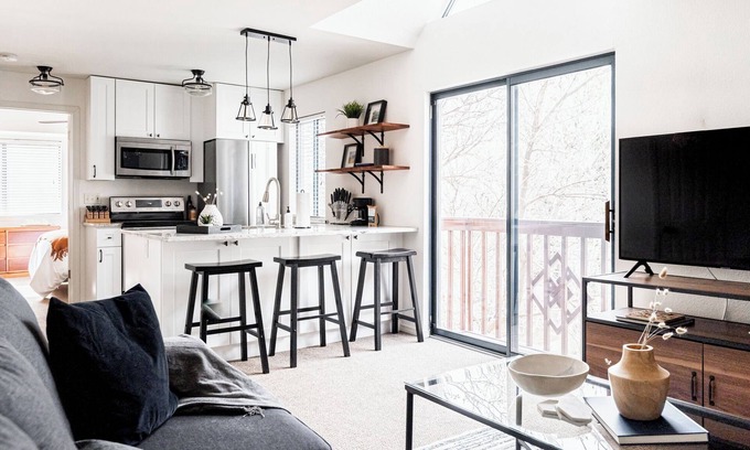 Greenwood Village Condo | DTC One Bed Condo, Pool, Gym, Comfort
