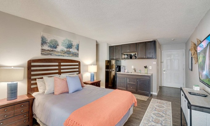 Englewood Apartment | DTC Studio! Free Parking & Fast WiFi!