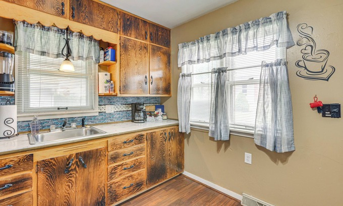 Belleville Cottage | Dtwn Belleville Home w/Yard < 1 Mi to High Banks