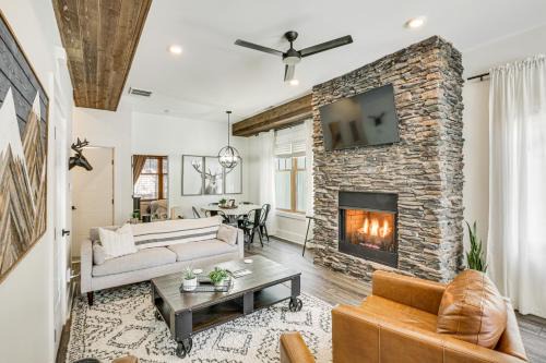 Blowing Rock Apartment | Dtwn Blowing Rock Condo with Private Hot Tub!