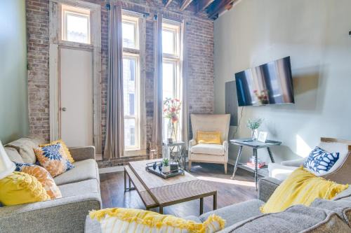 Monett Apartment | Dtwn Loft in the Heart of Monett Pets Welcome!