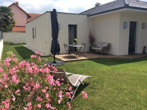 Semeac Bed & Breakfast | Du Côté de Chez Paule, chambre avec entrée indépendante et salle d'eau privative