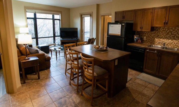 South Pandosy Apartment | Dual Ensuites with Garden View #432