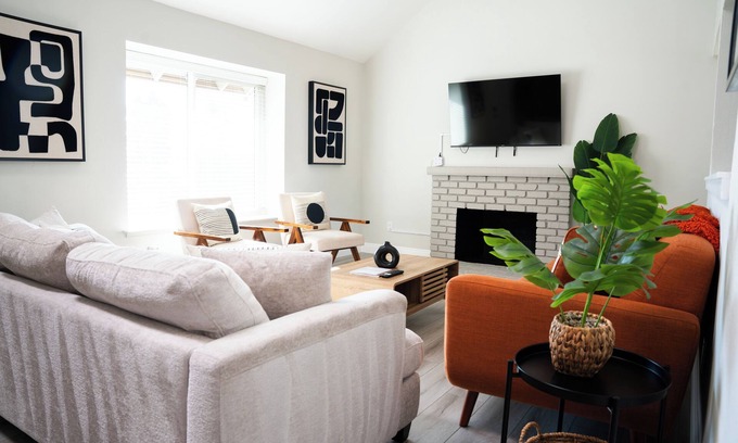 Moreno Valley House | Dual Master Rooms - Perfect for Groups & Privacy - Family-friendly - Fire Pit