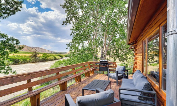 Dubois Cabin | Dubois Riverfront Lodge w/On-Site Fishing & Views