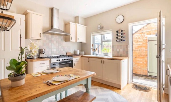 Kibworth Beauchamp House | Duck Terrace with Home Gymnasium | DucklingStays
