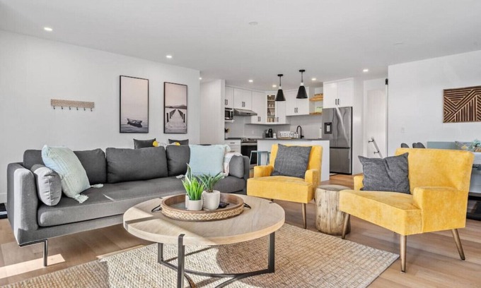 Southeast Calgary House | Duke & Duchess | Central | Upscale | Families/Pets