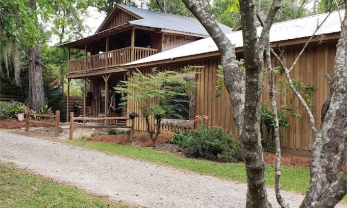 Hazlehurst Cabin | Dukes Lodge is located between Vidalia, Ga. and Hazlehurst, Ga.