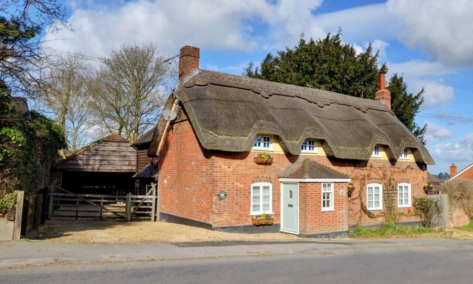 Wimborne House | Dulcima Cottage - Four Bedroom House, Sleeps 8