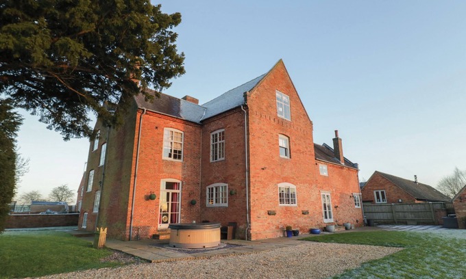 Tamworth Cottage | DUNNIMERE FARMHOUSE, pet friendly, with hot tub in Tamworth
